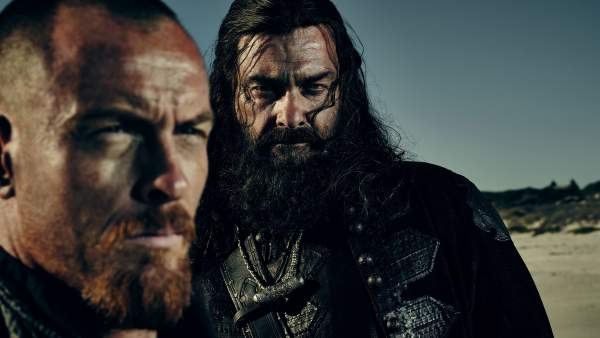 Flint y BArbanegra, protagonistas de Black Sails
